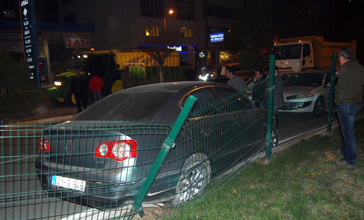 Kamyonla Çarpışıp Refüje Çıktı