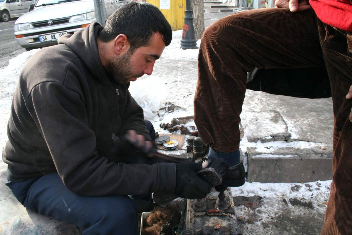 Kars\'ta Birisi 30 Derece Sıcakta Ekmek Pişiriyor, Diğeri İse Eksi 20 Derece de Boyacılık Yapıyor