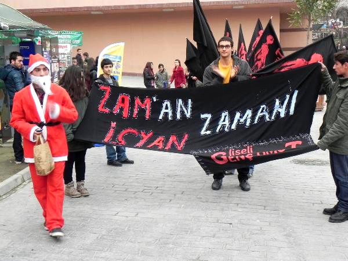 Liseli Gençler Noel Baba Kıyafeti ile Zamları Protesto Ettiler
