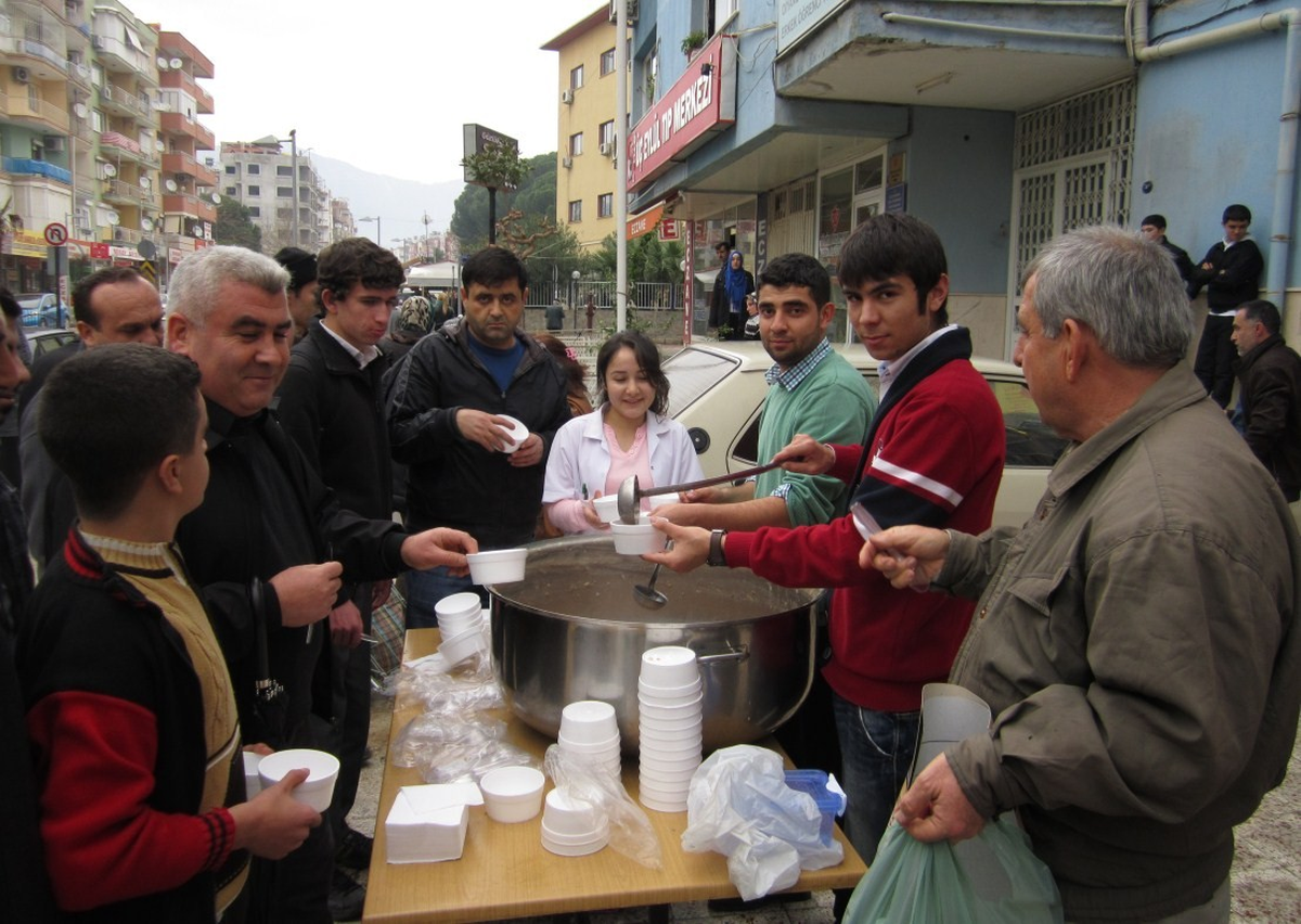 Müftülük Önünde Bin Kişiye Aşure İkramı