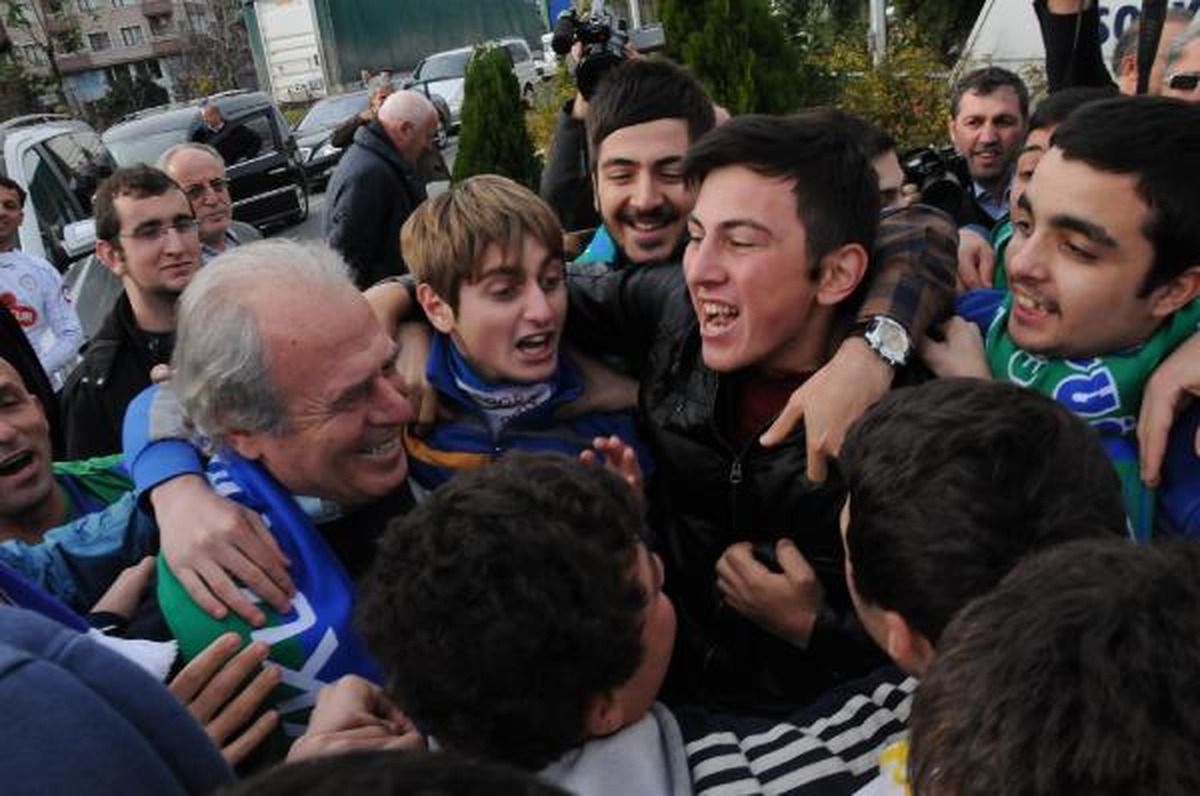 Mustafa Denizli\'ye Coşkulu Karşılama