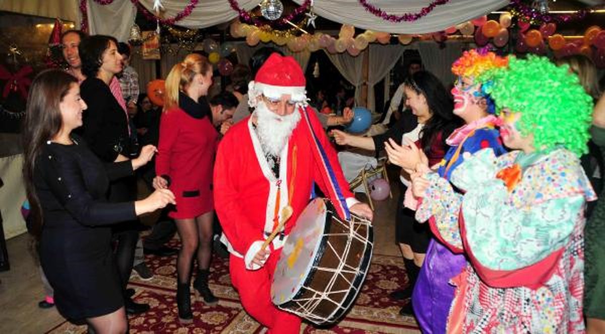 Noel Baba\'nın Davul Çaldığı Partide Minikler Yeni Yıla Erken Girdi