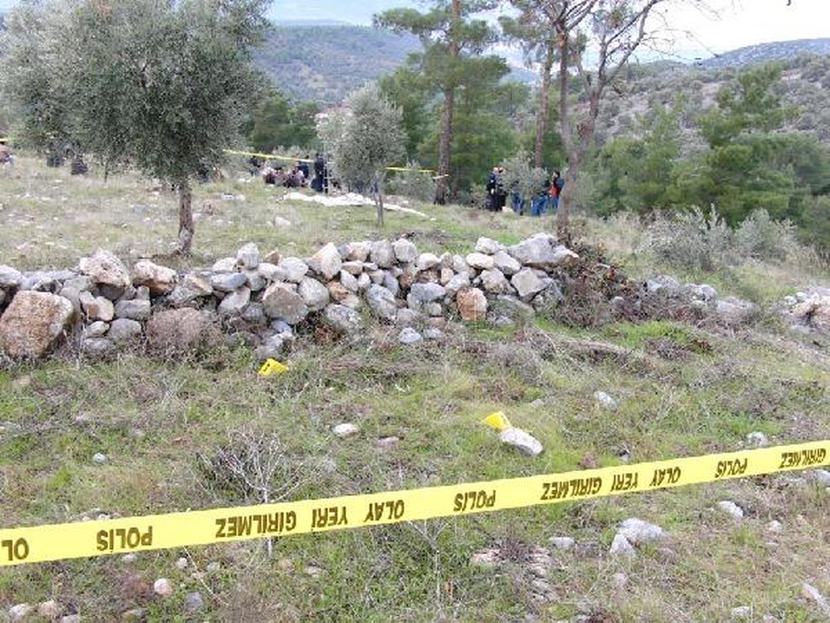 Öldürülen Eşinin Başında Gözyaşı Döktü