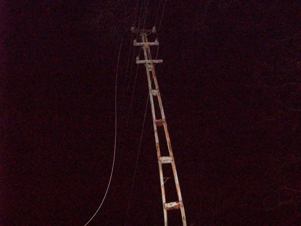 Otomobil Direğe Çarptı, İlçe Elektriksiz Kaldı