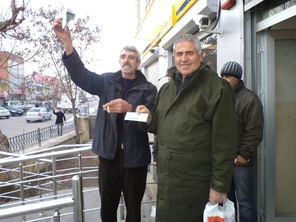 PTT Çalışanları Kapı Önünde Bağırarak Milli Piyango Bileti Satıyor