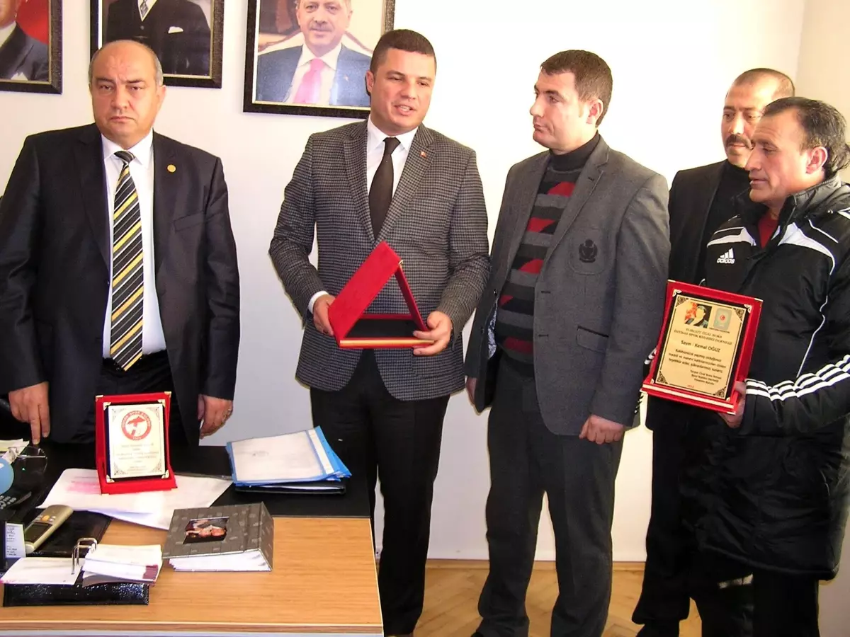 Spor Kuruluşlarına Yardım Eden İşadamına Plaket