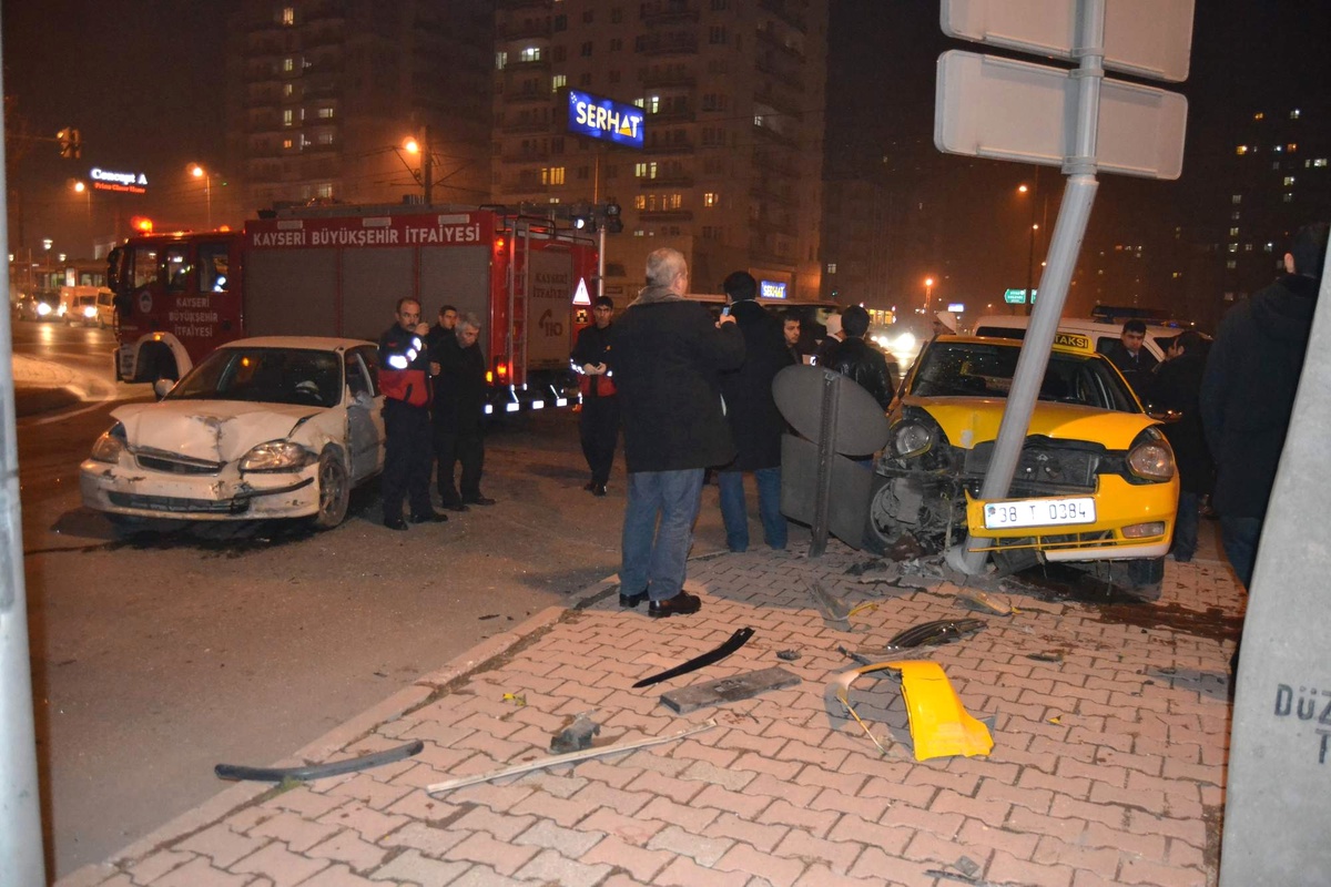Ticari Taksi ile Otomobil Çarpıştı: 1 Yaralı