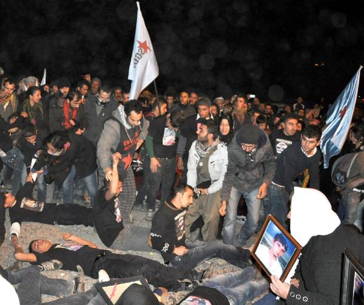 Uludere\'de Ölenler İçin Meşaleli Yürüyüş