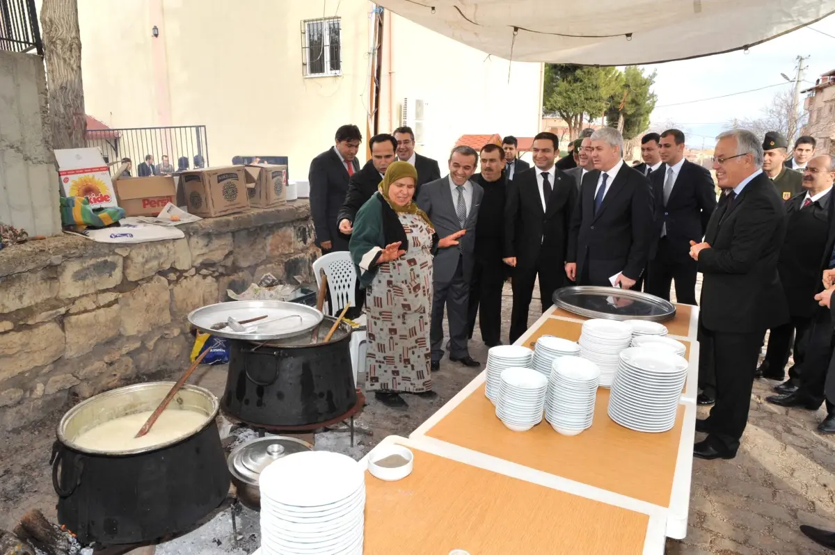 Vali Erden Karahallı'da İncelemelerde Bulundu