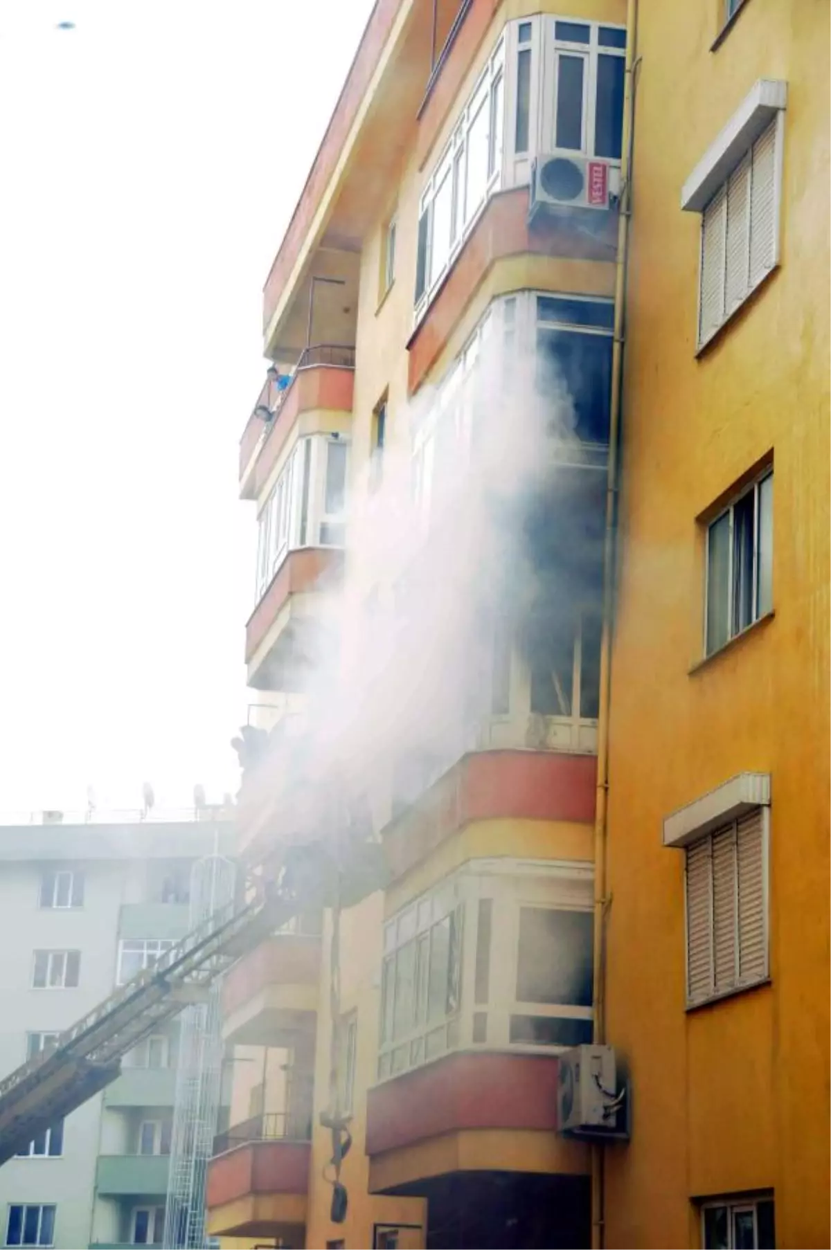 Yangında Mahsur Kalan Anne ile Kızını İtfaiye Kurtardı