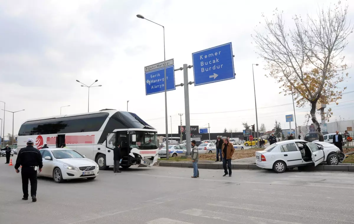 Antalya'da Yolcu Otobüsü Otomobille Çarpıştı: 2 Yaralı