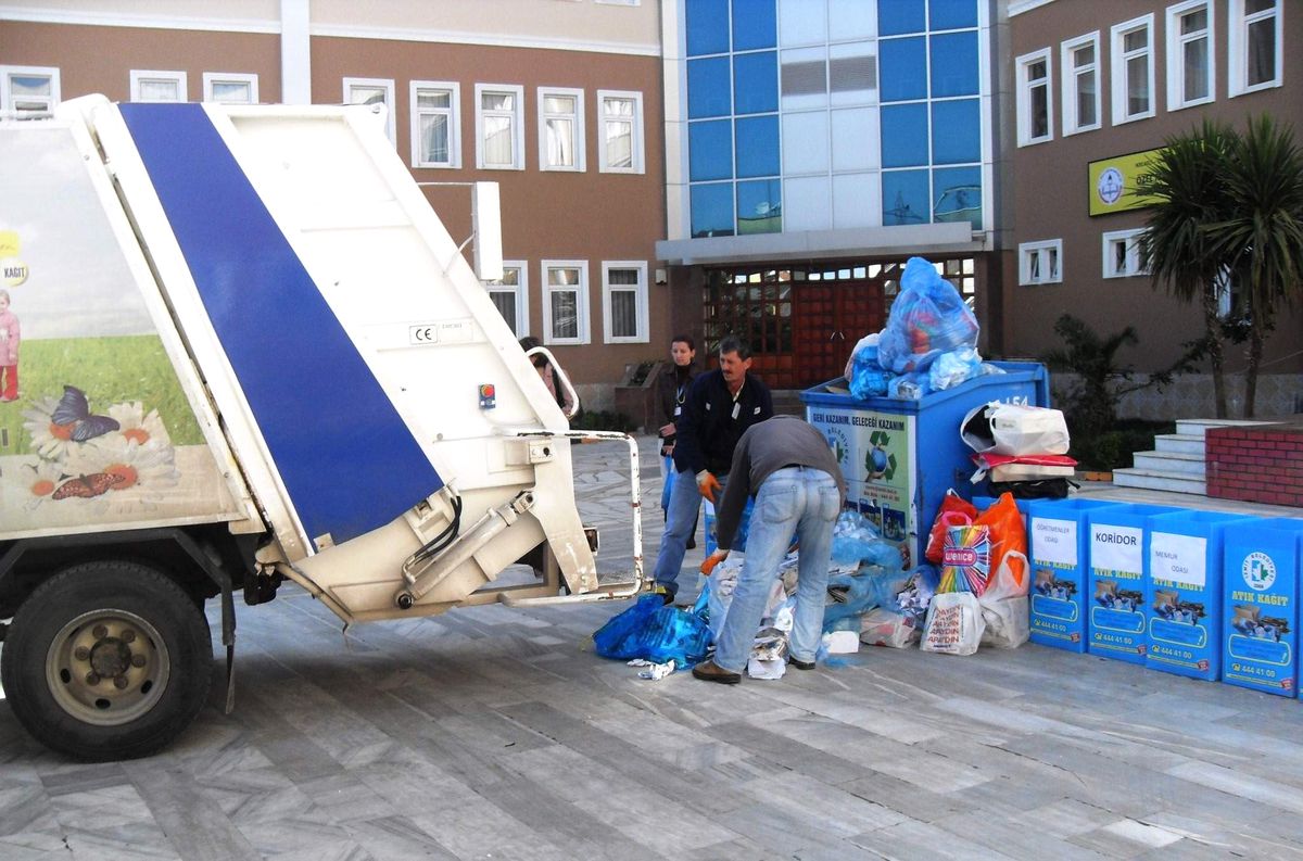 Belediye, Okullara Yardım Yağdırdı