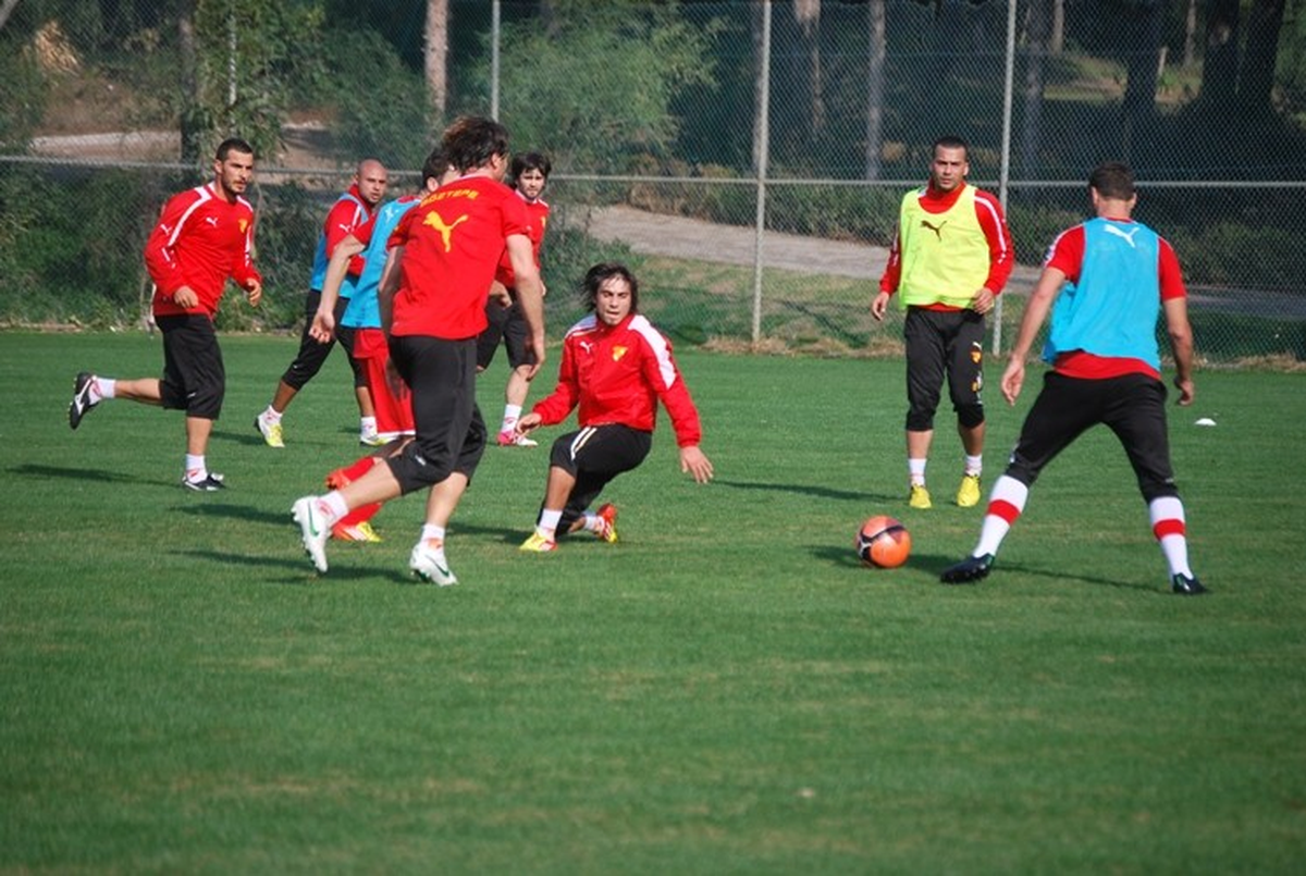 Göztepe Kamp Çalışmalarını Sürdürüyor
