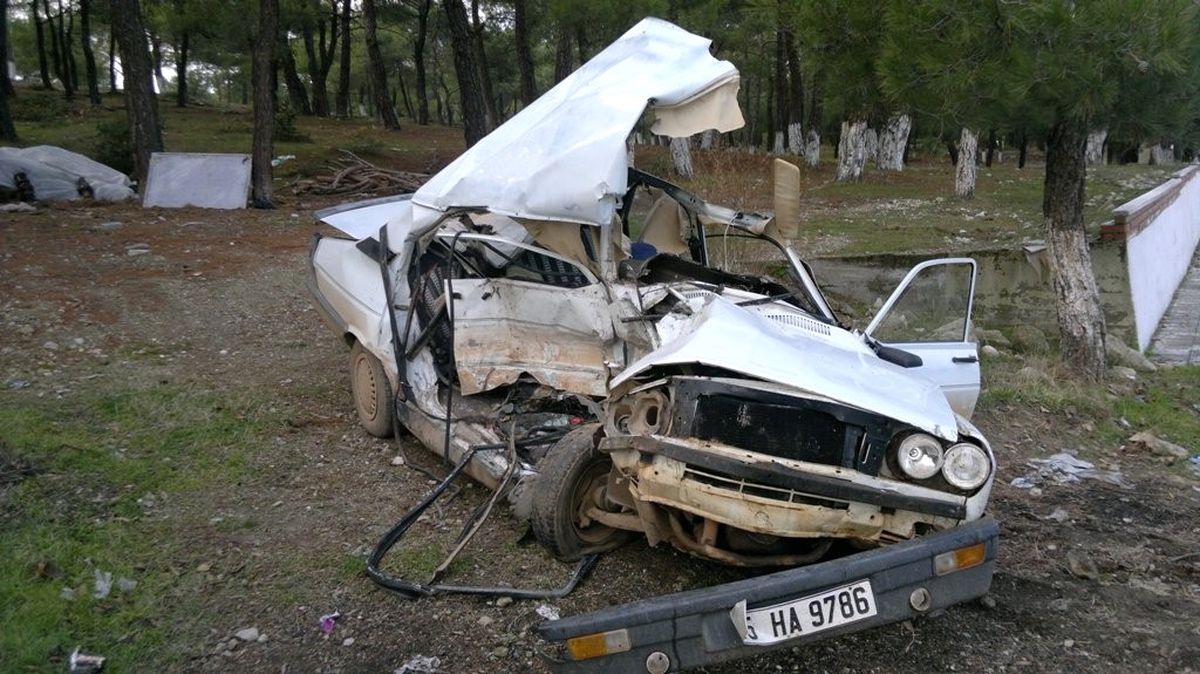 Hatalı Sollama Sonucu 2 Otomobil Kafa Kafaya Çarpıştı: 1 Ölü