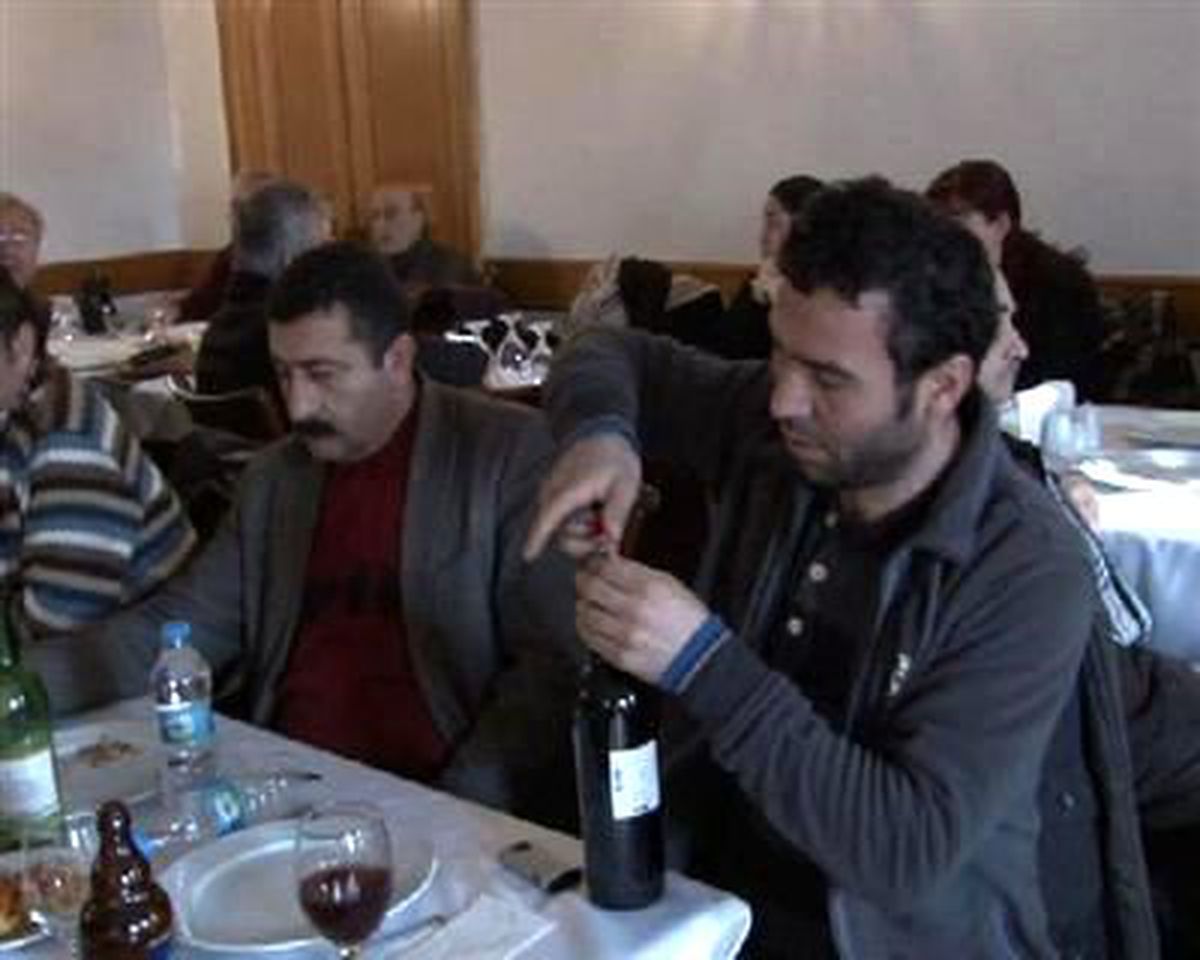İçki Yasağını Şarap İçerek Protesto Ettiler