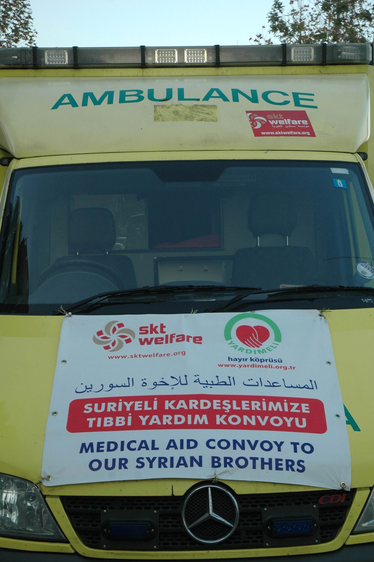 İngiliz Müslümanlardan Suriyelilere Ambulans ve Tıbbı Malzeme Yardımı