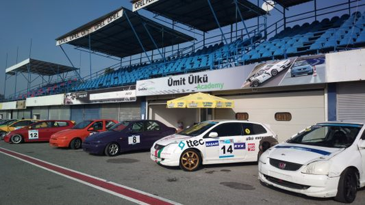 İzmir Ülkü Yarış Pisti\'nde Time Trial Coşkusu