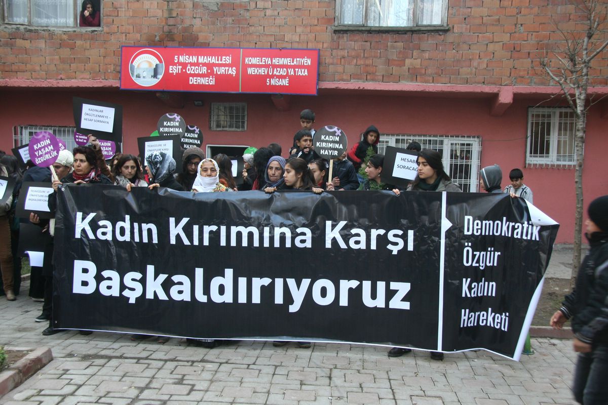 Diyarbakır\'da Kadın Cinayetleri Protesto Edildi