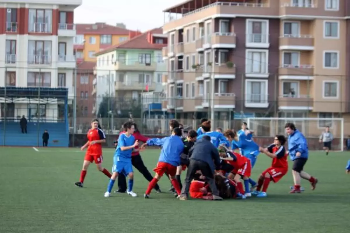 Kadın Futbolcular Sahada Birbirine Girdi