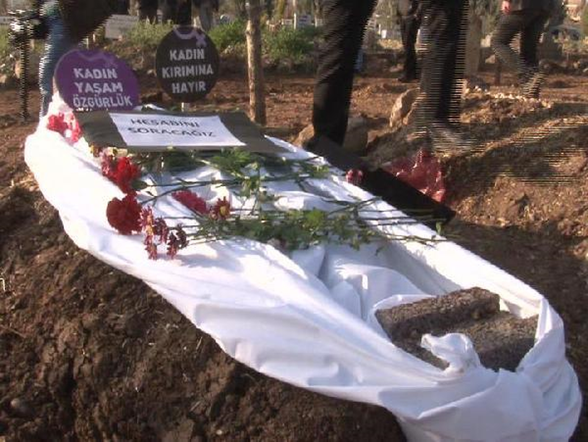 Kefensiz Gömüldüğü İddia Edilen Töre Kurbanı Hatice\'nin Mezarına Kefen Serdiler