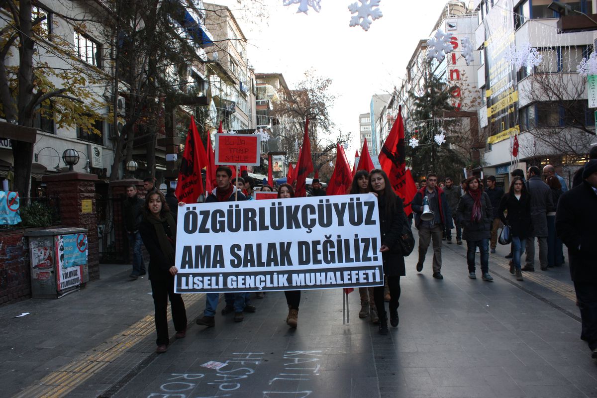 Liselilerden \'Kıyafet Serbestliği\' Protestosu