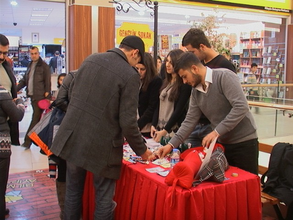 Lösev\'li Çocuklara Yardım İçin Yılbaşı Hediyeleri Satıldı