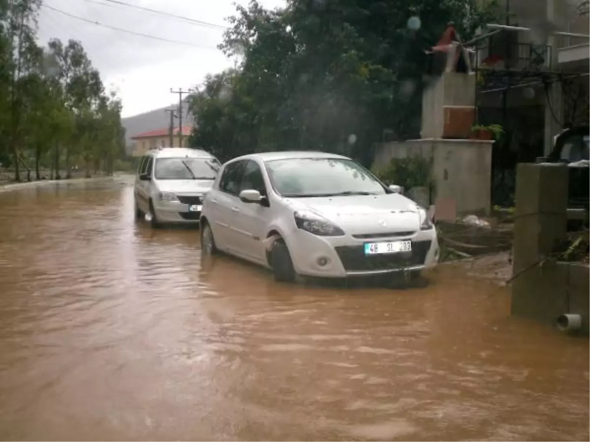 Marmaris\'te Sağanak Etkili Oluyor