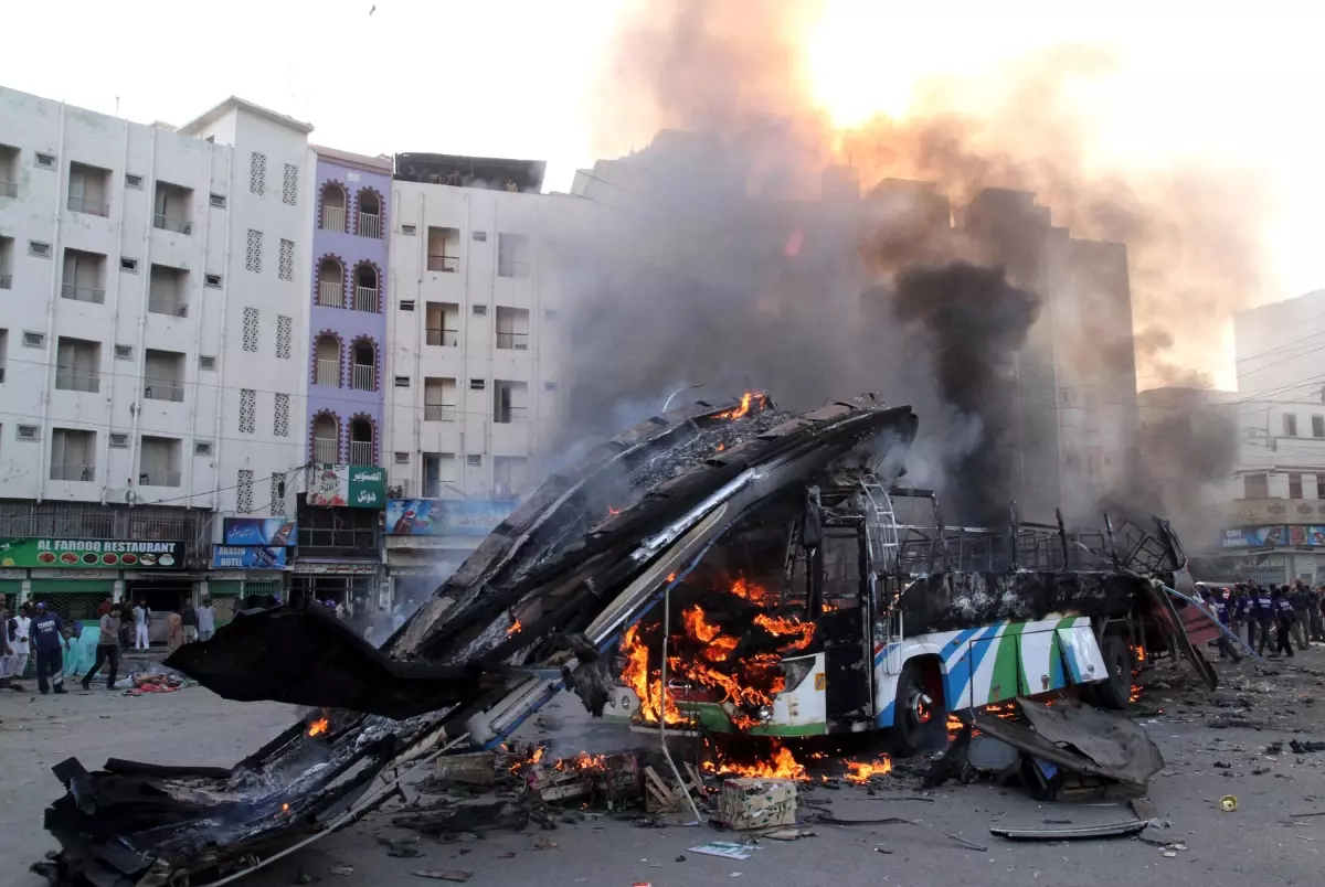 Pakistan'da Otobüs Havaya Uçtu!