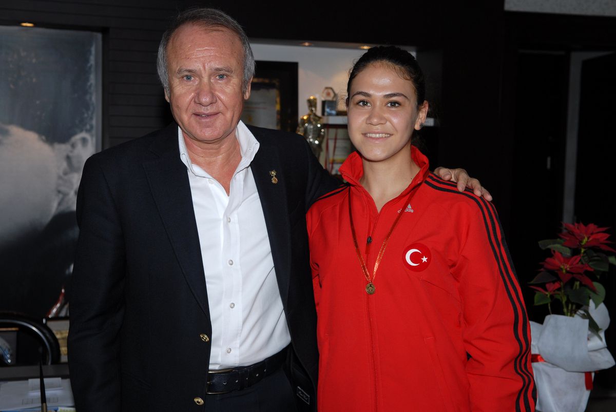 \'Rüzgar Kız Nimet\'e Muratpaşa Belediyesi\'nden Ödül
