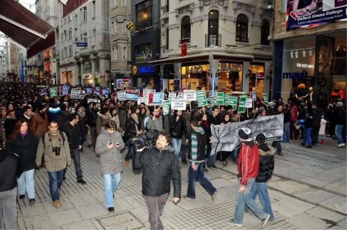Taksim'de ODTÜ'ye Destek Eylemi