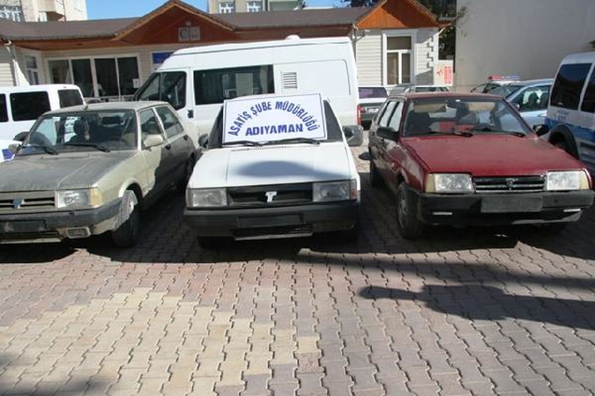 Adıyaman\'da Çalıntı Otomobil Operasyonu: 3 Gözaltı