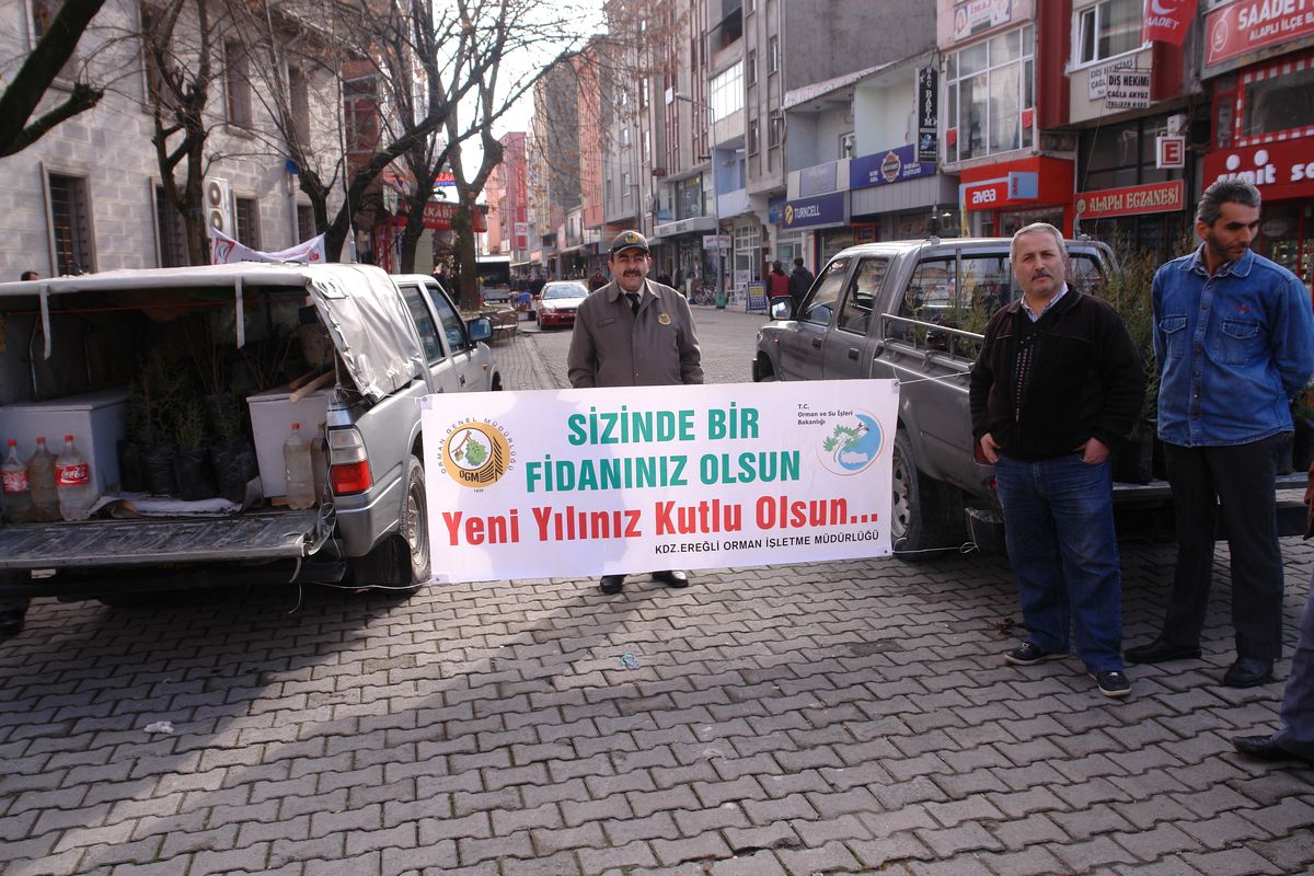 Alaplı\'da Vatandaşlara Fidan Dağıtıldı