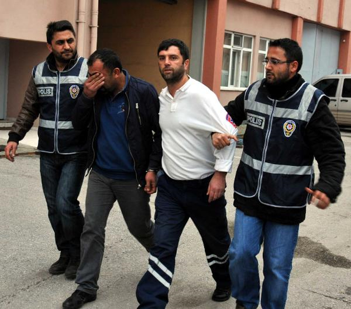 Ambulansla Esrar Sevkiyatı Polise Takıldı
