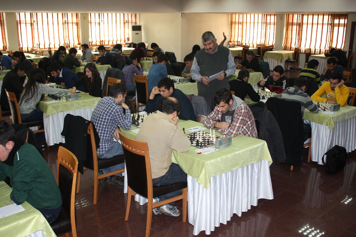 Atatürk Üniversitesi Öğrencileri 1. Bireysel Satranç Turnuvası\'nda Yarıştı