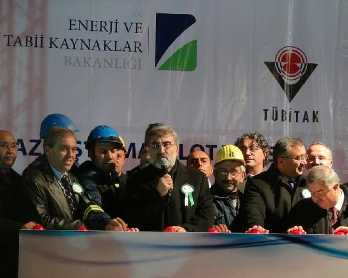 Enerji ve Tabii Kaynaklar Bakanı Taner Yıldız, "Tavşanlı\'da Faaliyete Geçirdiğimiz Tesisin Yanı...