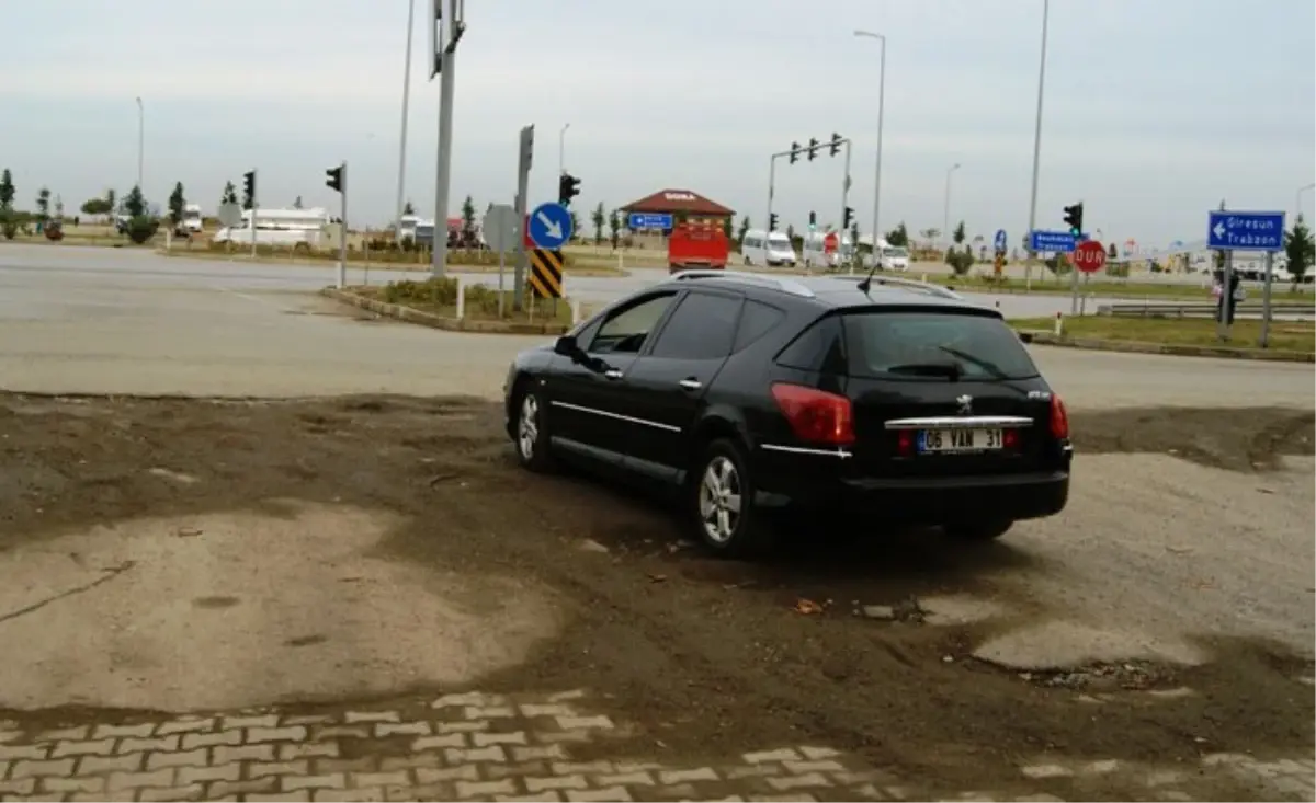 Esnaf Caddeye Patates Dikti