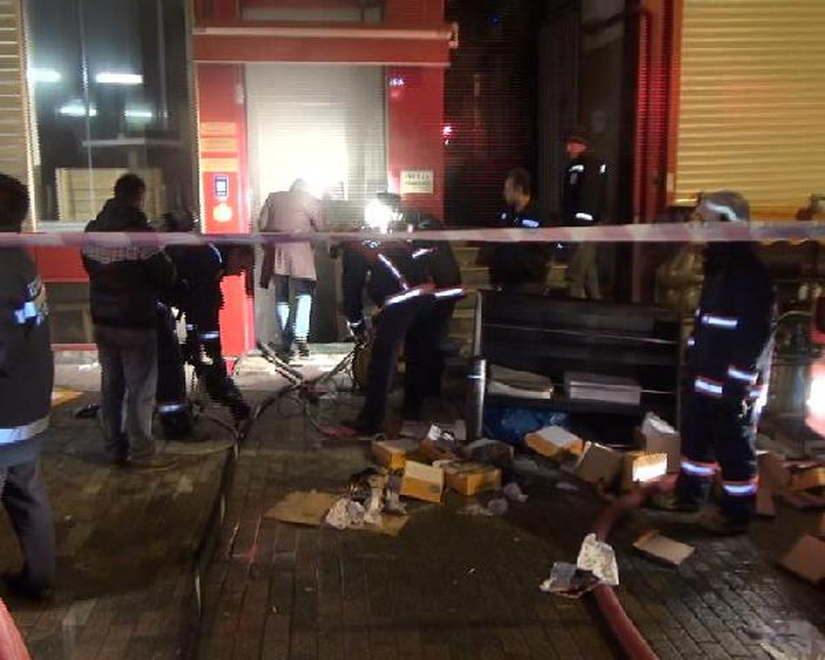 Kadıköy\'de Ayakkabı Dükkanında Yangın