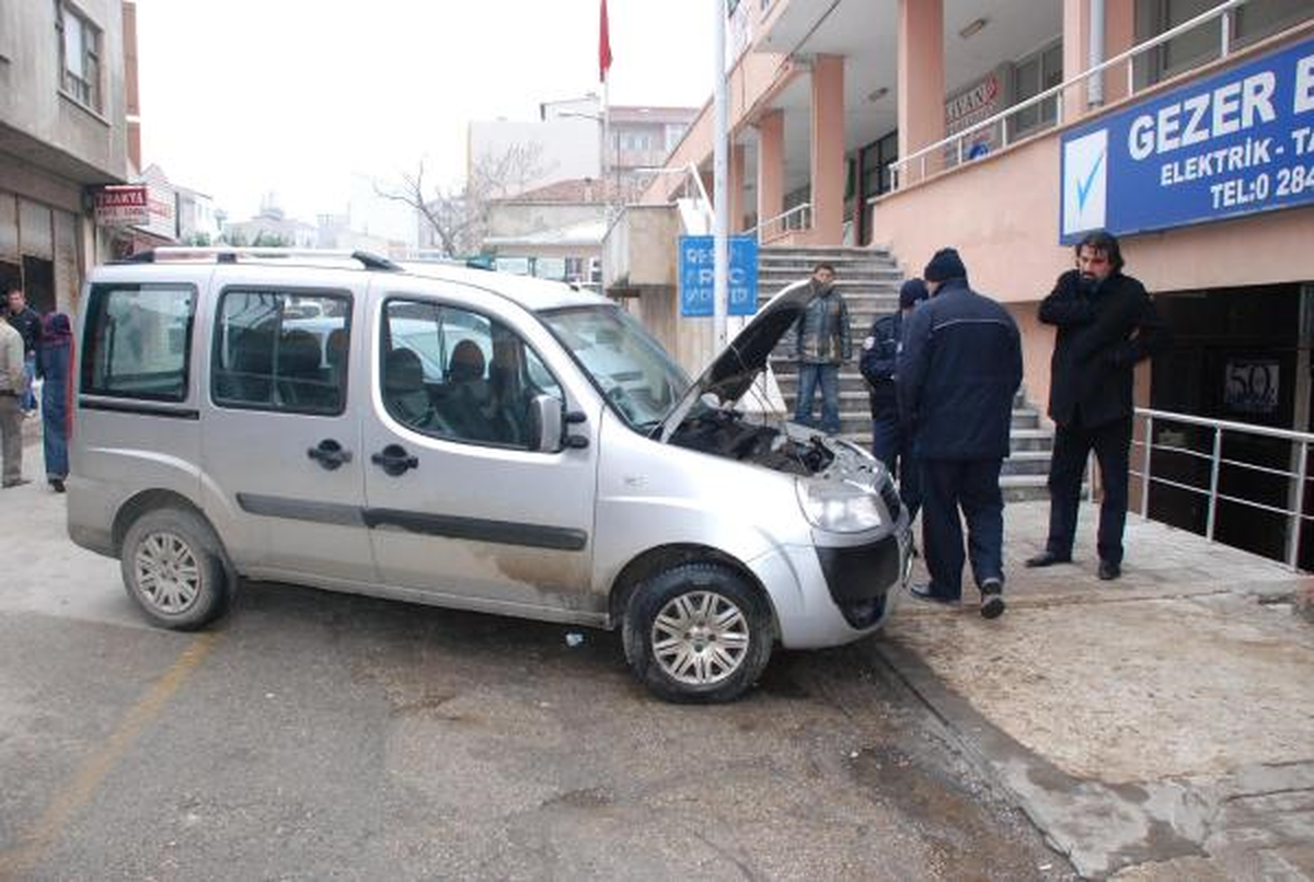 Kendisine Para Vermeyen Belediye Başkan Yardımcılarının Araçlarına Yaktı
