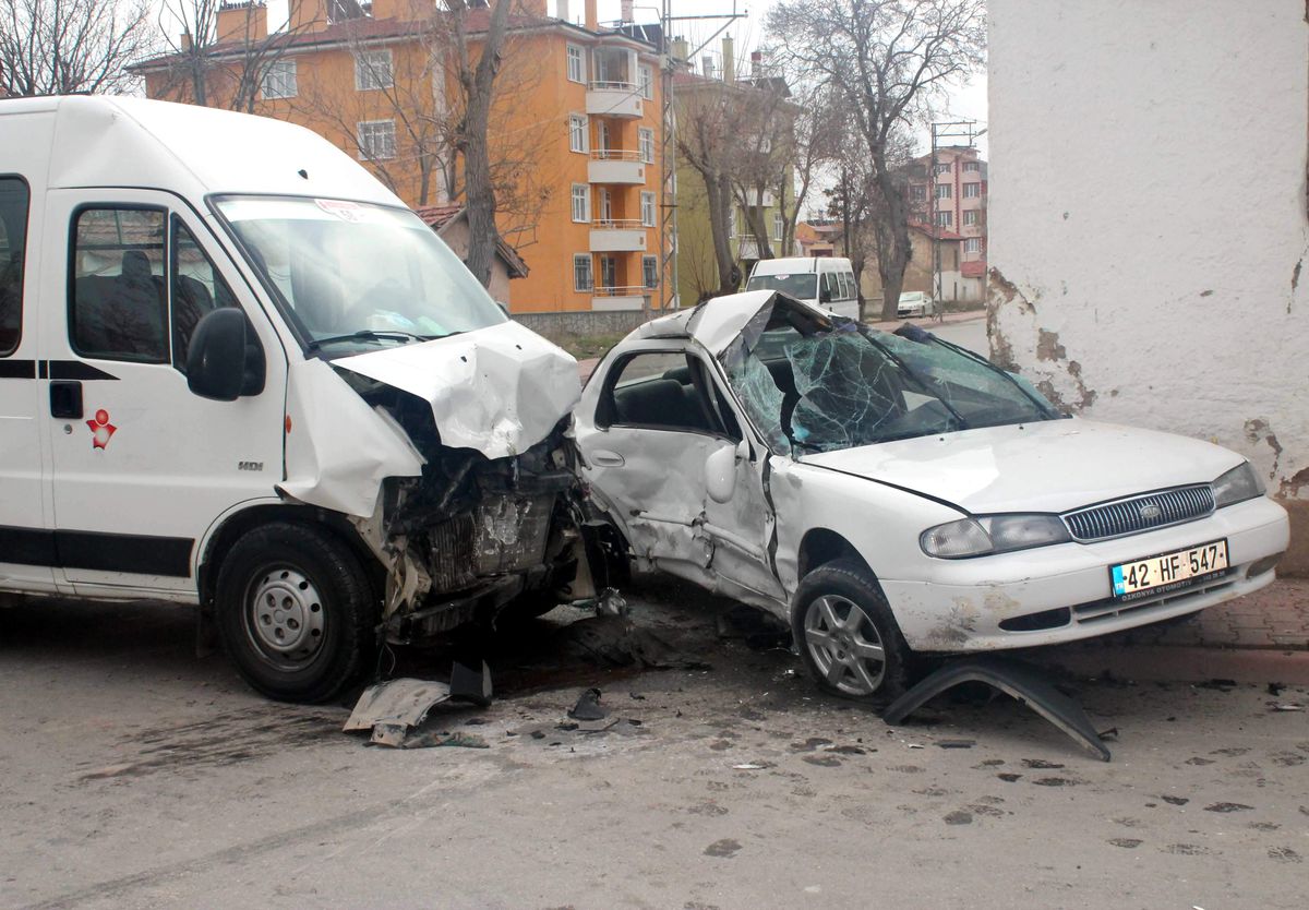 Konya\'da Öğrenci Servisi ile Otomobil Çarpıştı