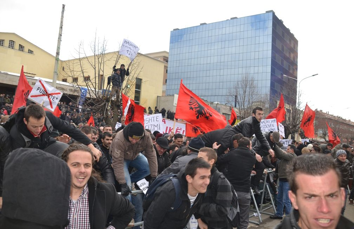 Kosova\'da 2012\'ye Protestolu Uğurlama