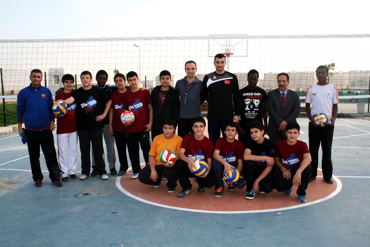 Milli Voleybolcu Yücel: "Eğitim ve Spor Bir Arada Olmalı"