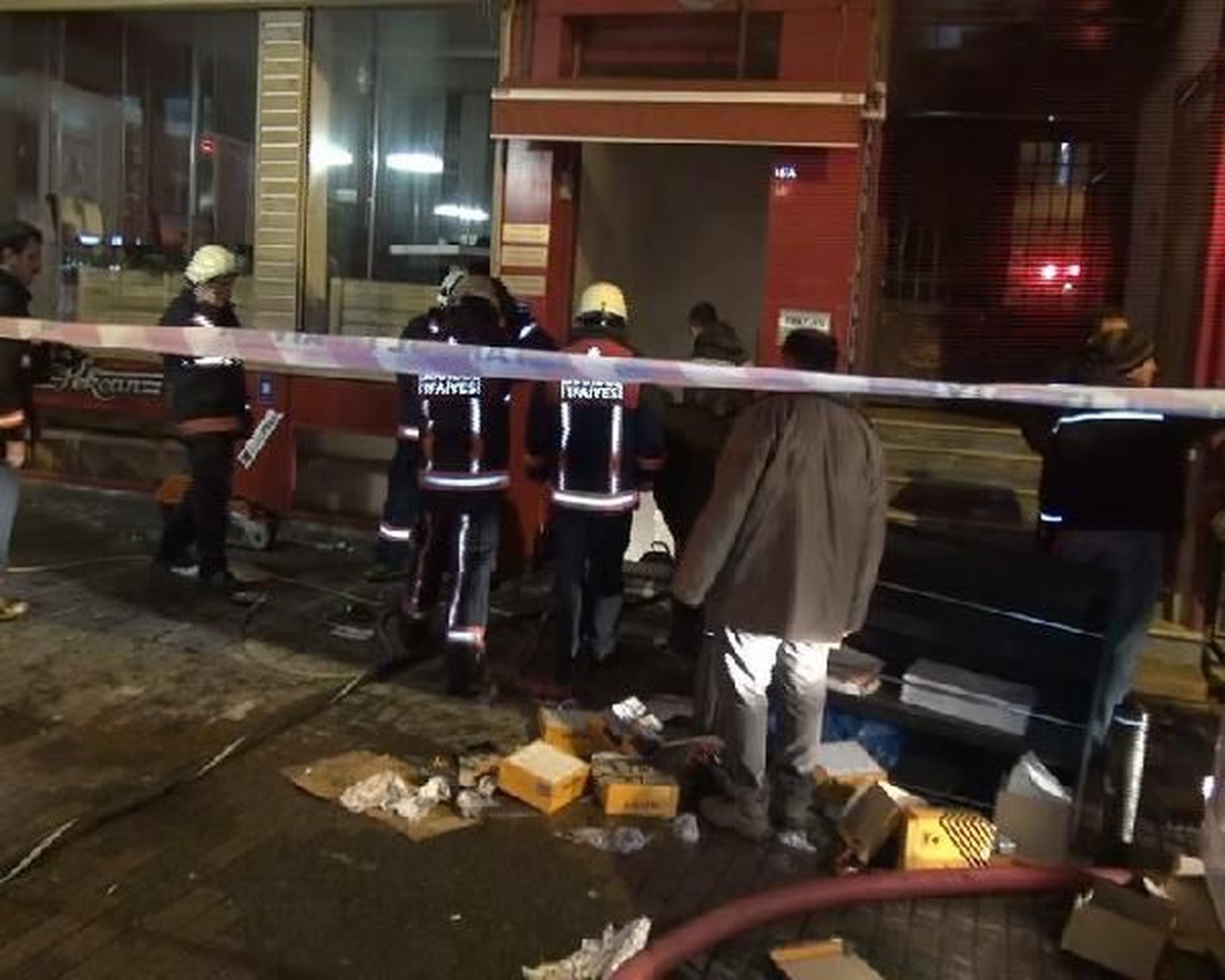 Müjdat Gezen Tiyatrosu\'nun Bulunduğu Binada Yangın Çıktı