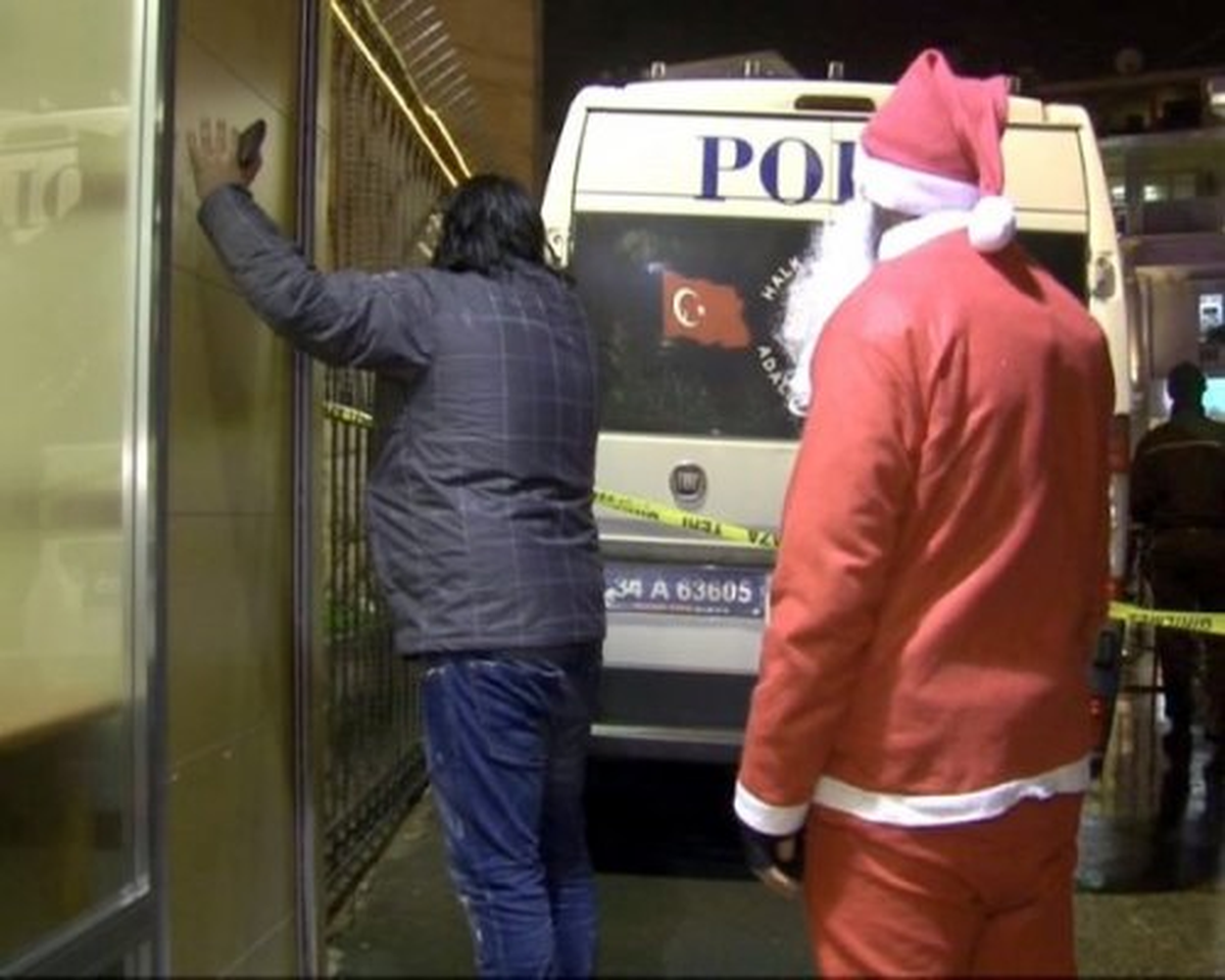 Noel Baba Kılığındaki Güven Timleri İş Başında
