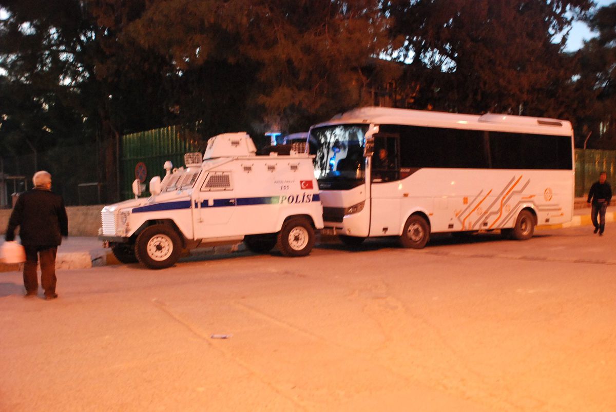 Polise Kızdılar, Bıçakla Konsere Girmek İstediler