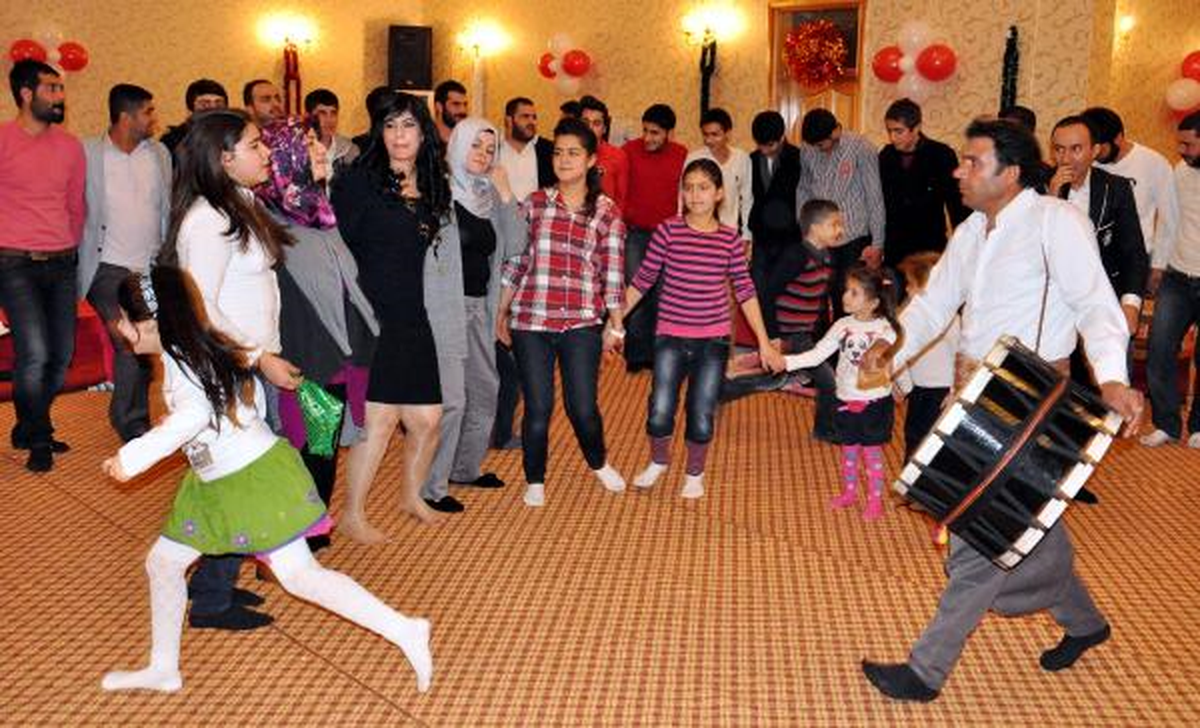 Şanlıurfa\'lılar Halay Çekerek Yılbaşını Bekledi
