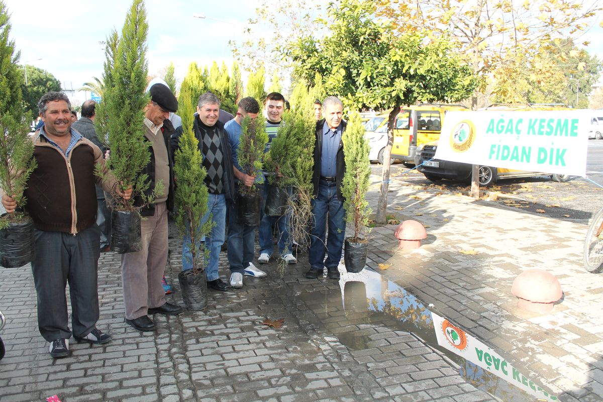 Selçuk\'ta 2 Bin Fidan Dağıtıldı