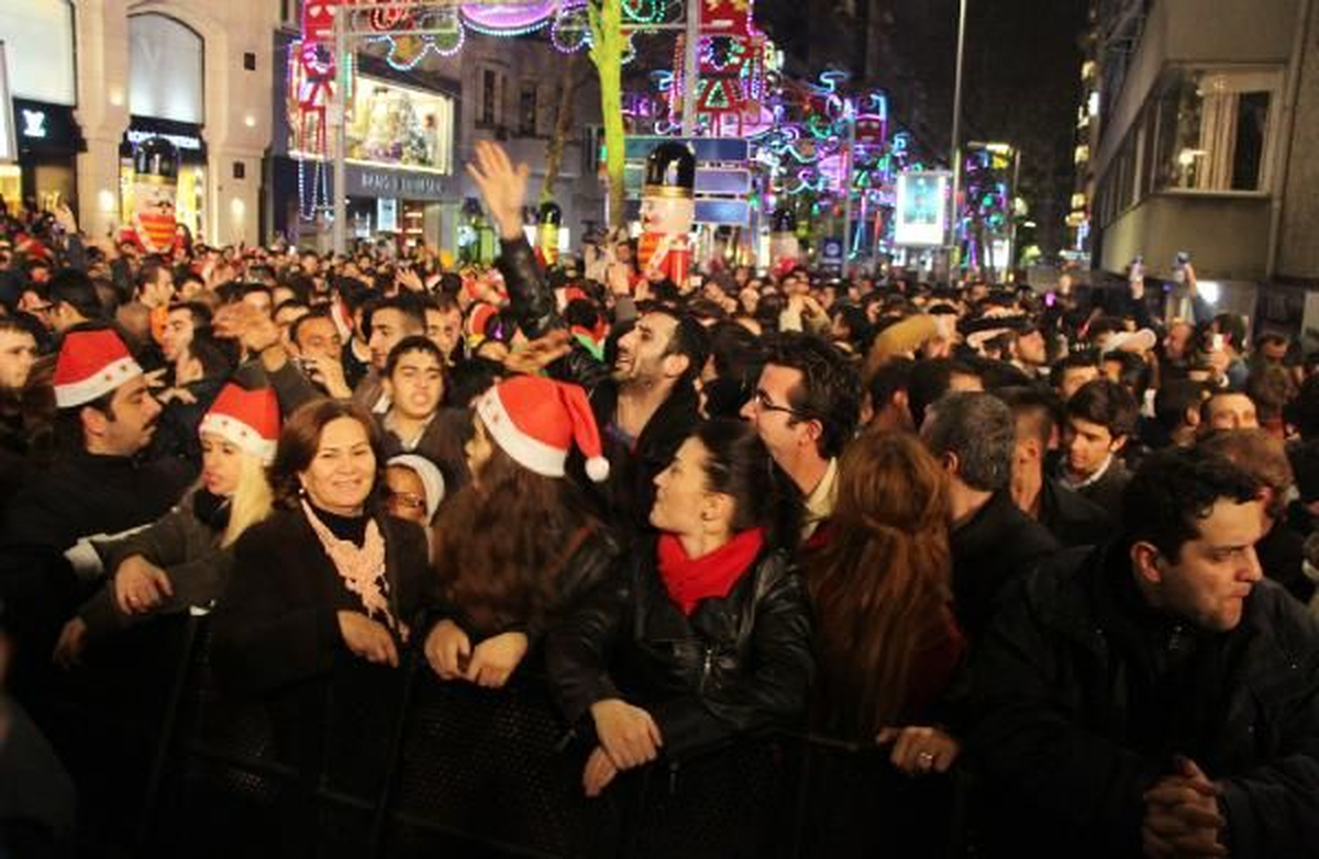 Taksim\'de Davullu Zurnalı Yılbaşı Kutlaması