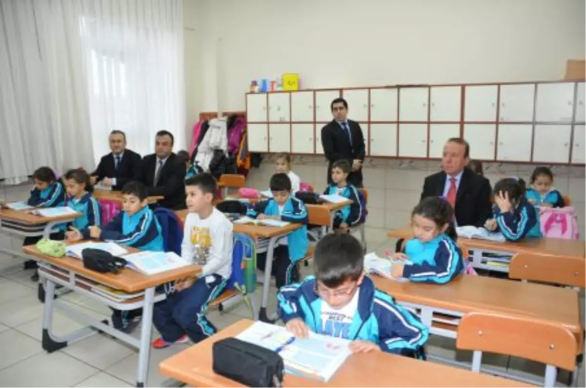 Vali Oğuz, 2012 Yılını Okul Ziyaretleriyle Tamamladı