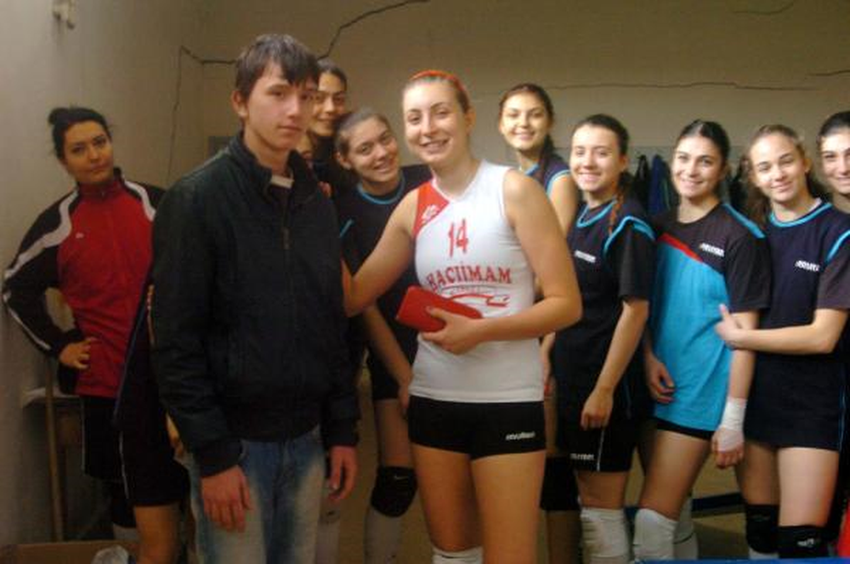 Voleybolcunun Cüzdanını Taraftar Buldu