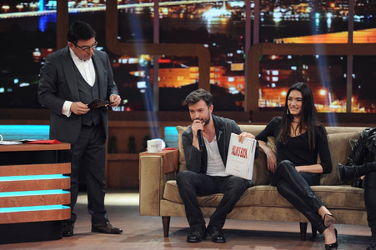 Yalın Sevgililerine Sitem Etti